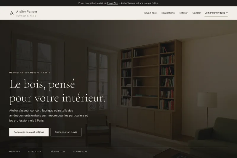 Aperçu du site Atelier Vasseur : bandeau de démonstration, navigation, et le titre « Le bois, pensé pour votre intérieur » sur la photo d'un salon parisien avec bibliothèque en chêne