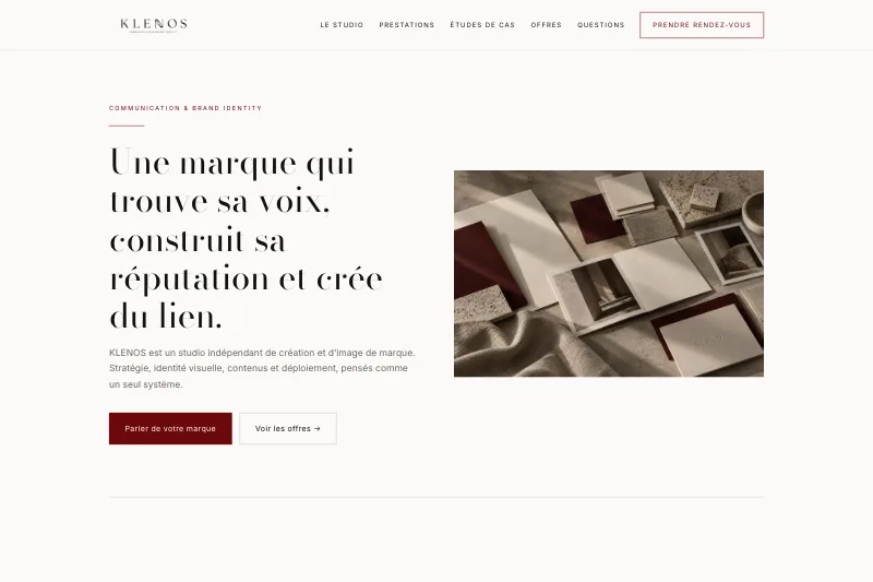 Aperçu du site KLENOS : navigation, le titre « Une marque qui trouve sa voix, construit sa réputation et crée du lien », et la photo d'échantillons de papiers et de matières posés sur un drap de lin
