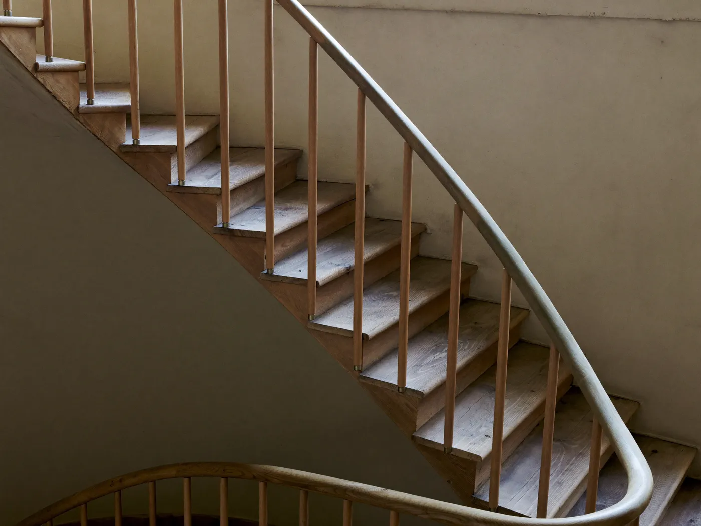 Escalier en frêne rénové, marches claires et rampe arrondie