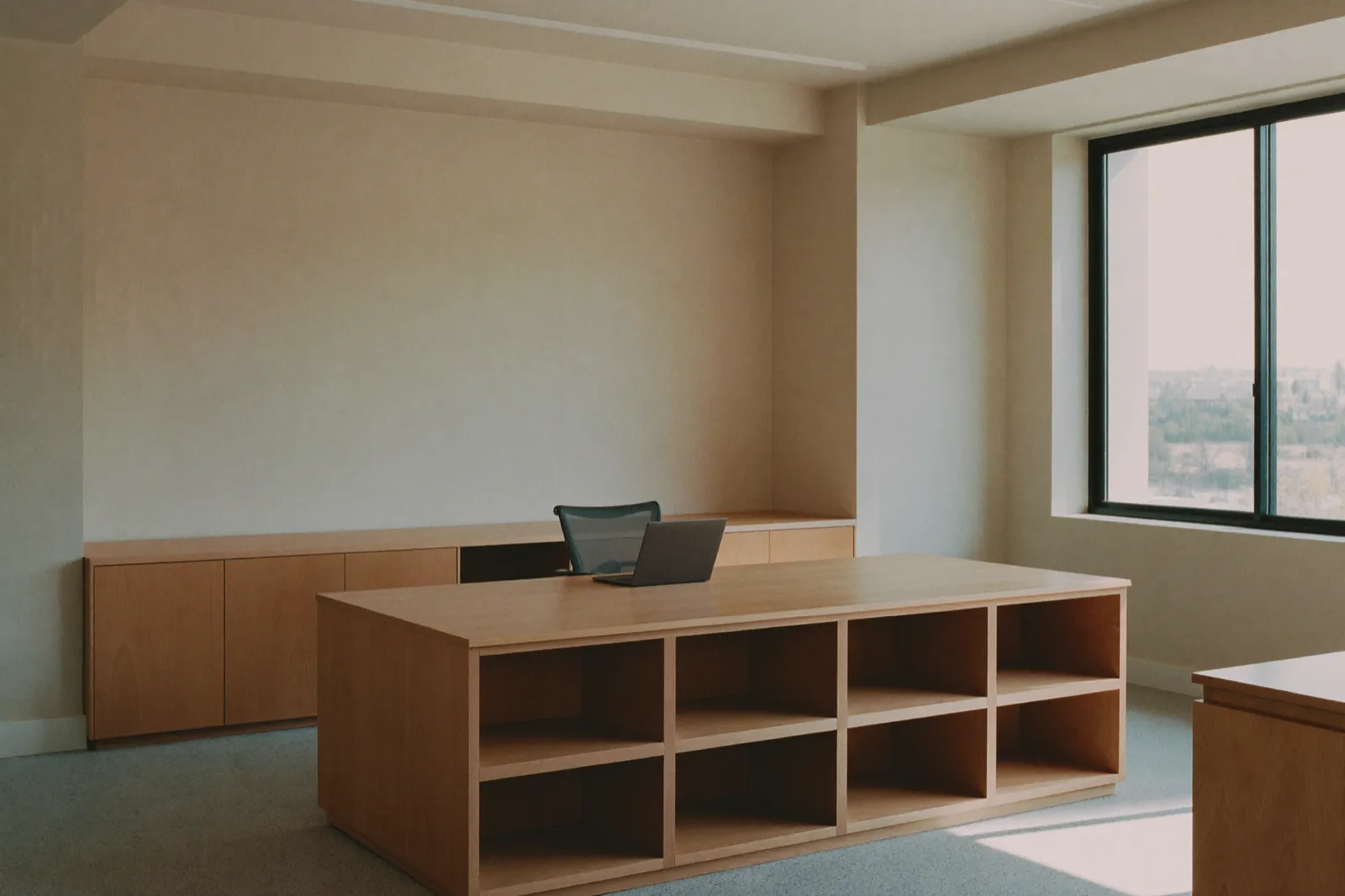 Mobilier de bureau en frêne sur mesure, long plan de travail et rangements bas intégrés