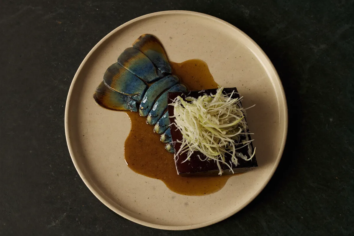 Homard bleu, fenouil émincé et bisque ambrée versée à table